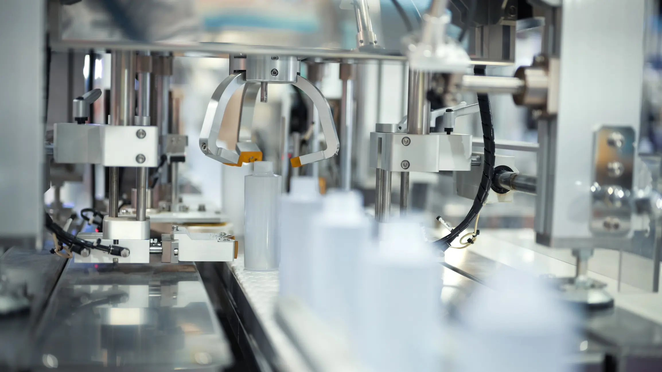 Industrial machine assembling plastic bottles